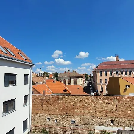 Rose's / Rozsa Apartman / Centre / Belvaros - Apartment Pecs